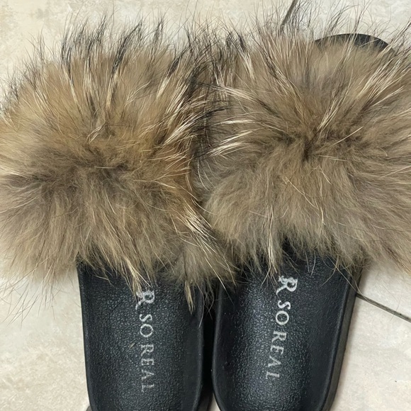 Gsuwoo So Real fur slides size 8 - Picture 4 of 7